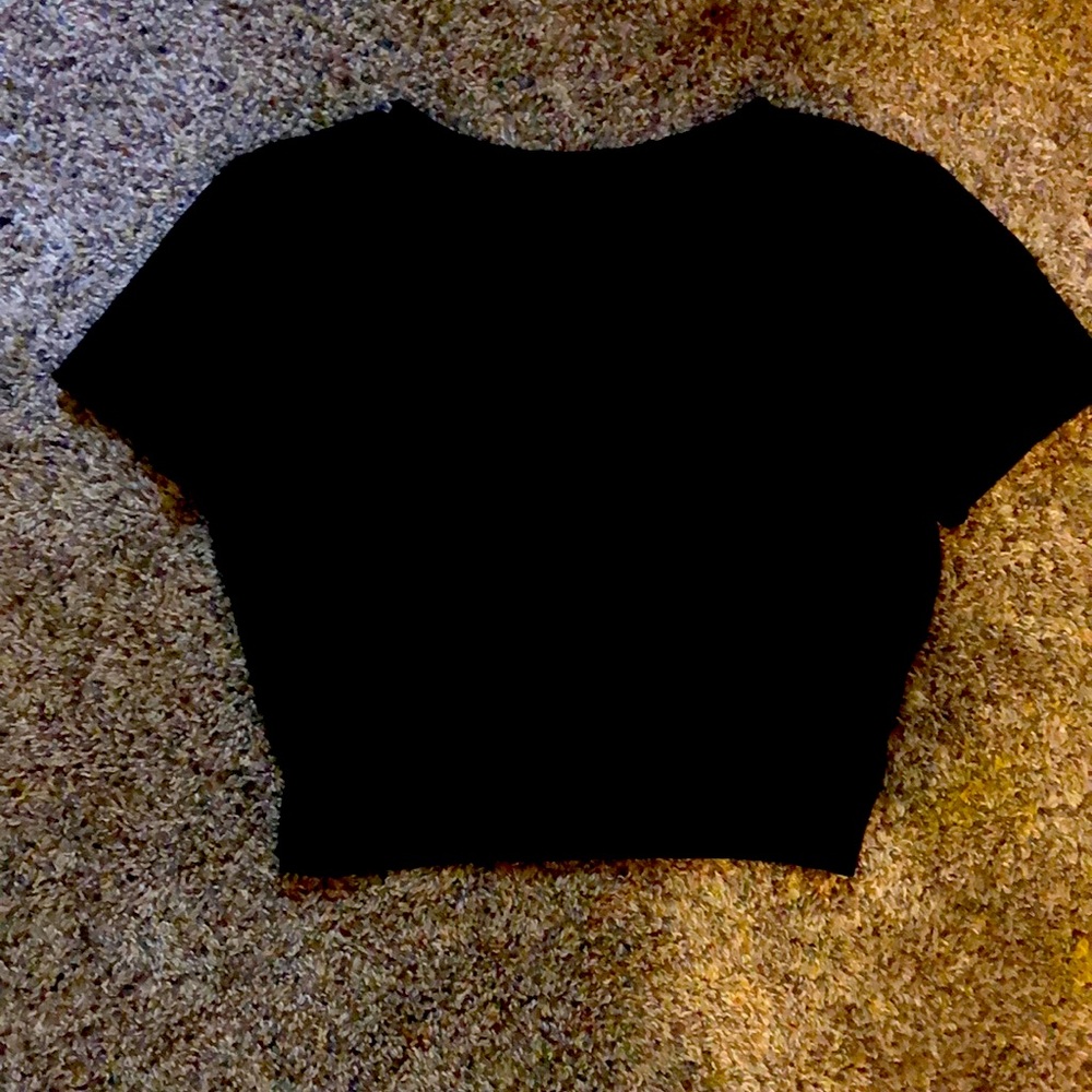 black short sleeve crop top